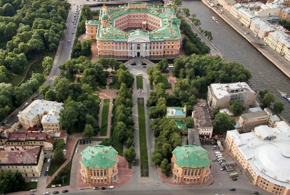 Двор с замком санкт петербург