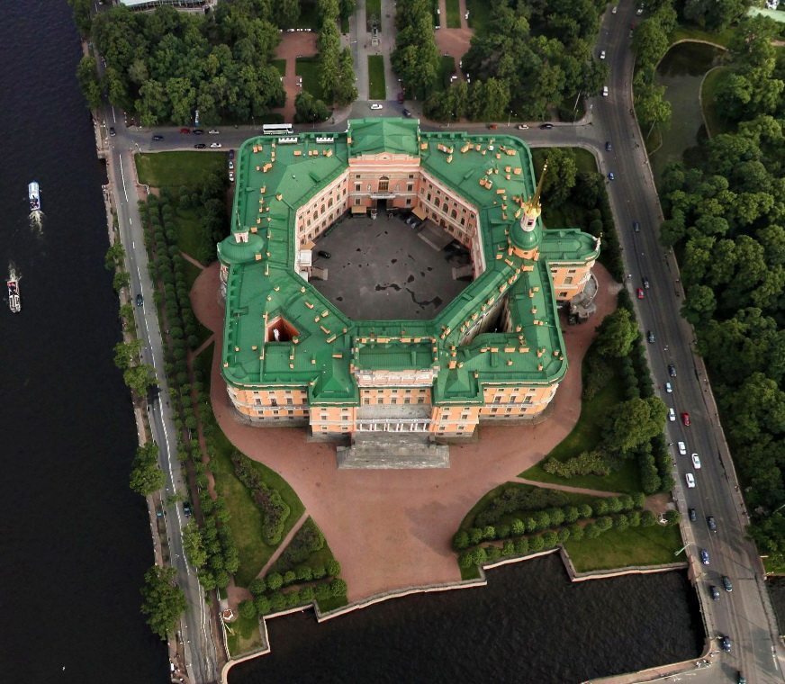 Двор с замком санкт петербург