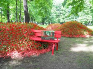 Императорские сады - красная скамейка