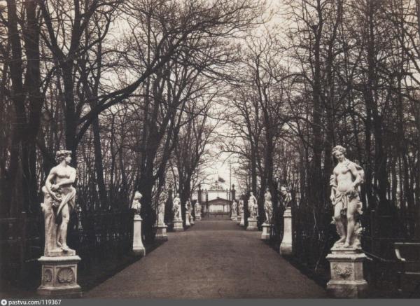 Центральная аллея Летнего сада, вдали виднеются центральные ворота Невской ограды. Фото 1863-65 гг