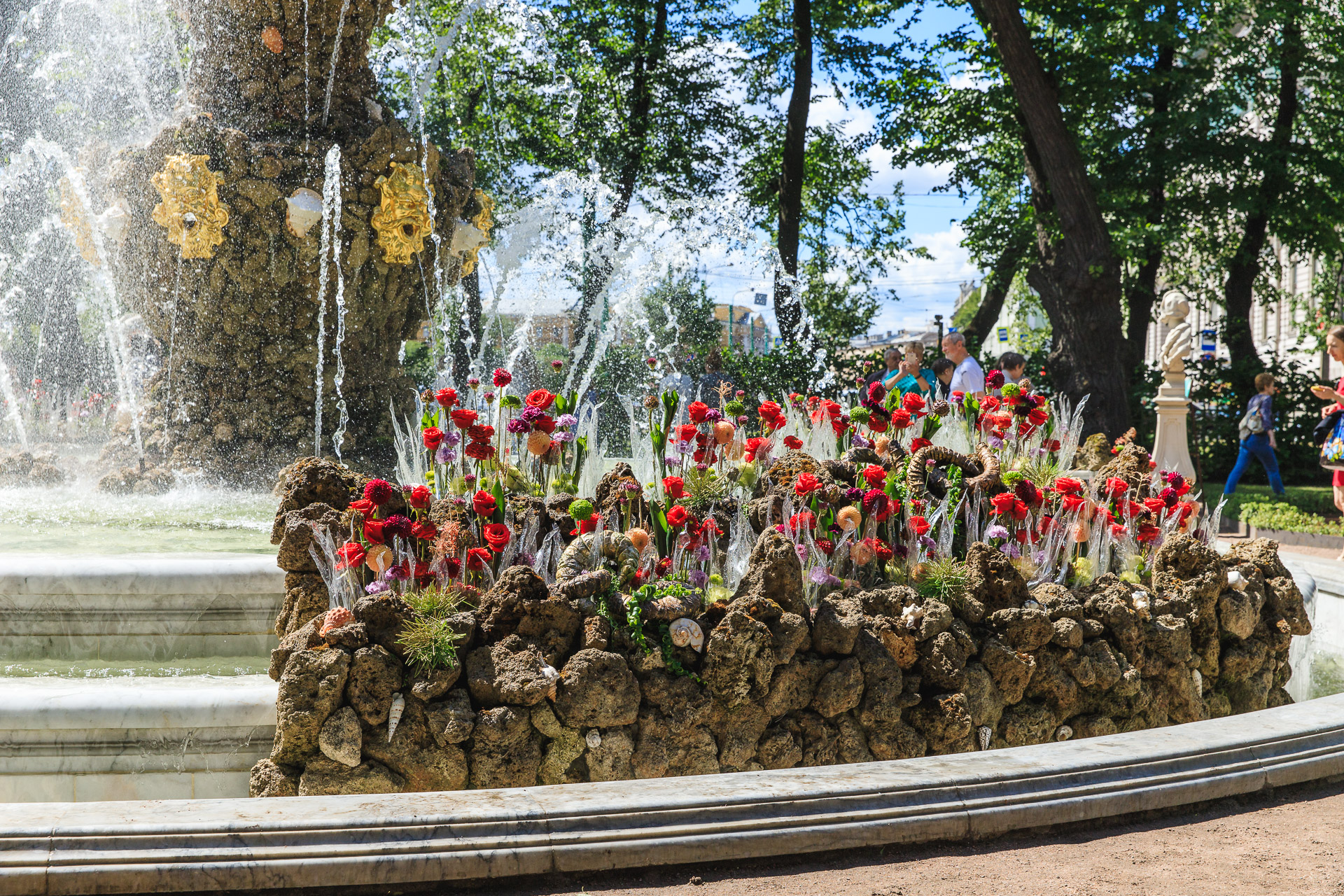 Проект от компании Планта-А на фестивале Императорские сады России 2018 "Цветочная Ассамблея" (Коронный фонтан)