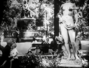 1. Кадр из фильма Катька Бумажный ранет 1926 г. В Летнем саду