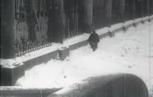 2. Кадр из фильма Шинель 1926 г. У Невской ограды Летнего сада.